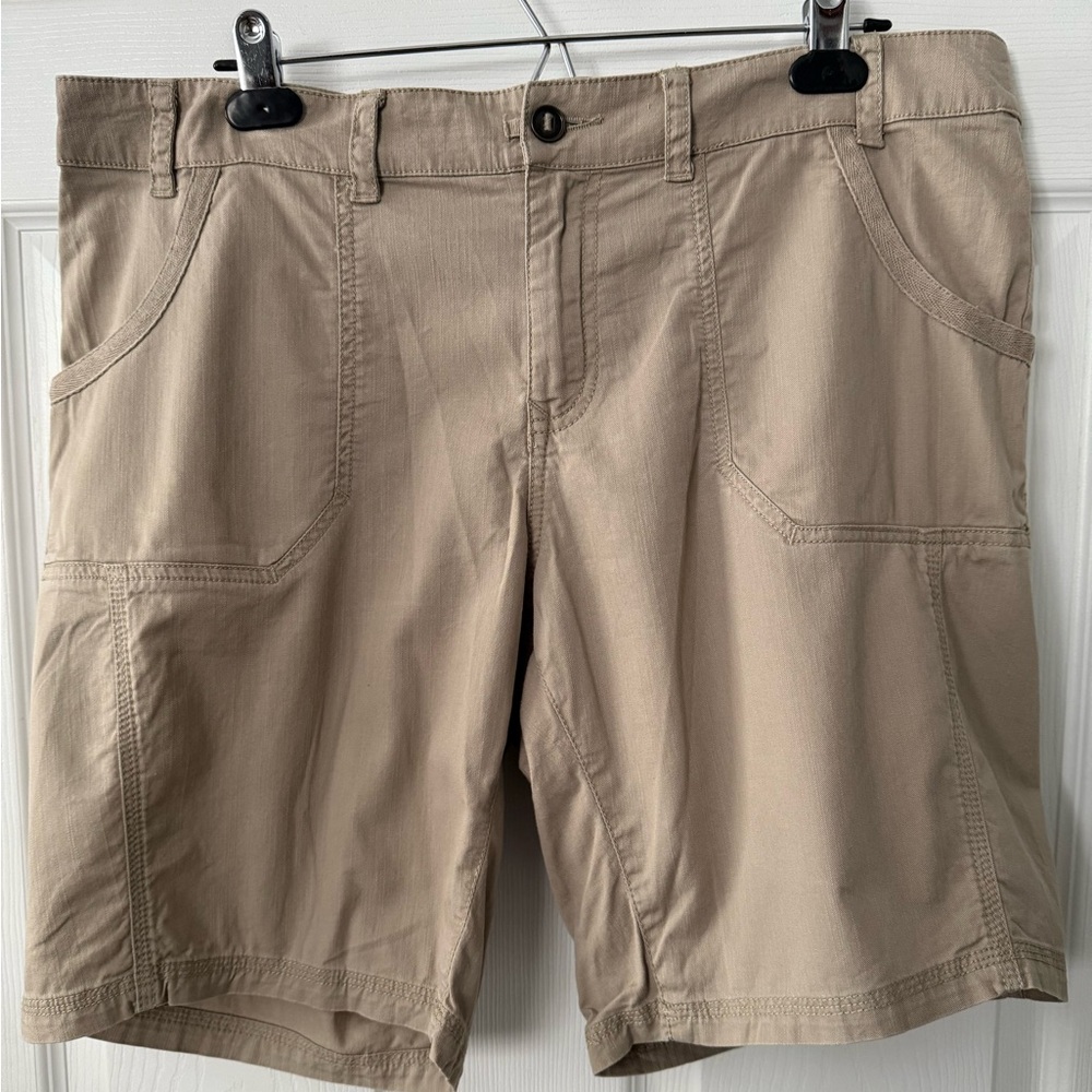 Aventura Women’s Cargo Shorts in Tan